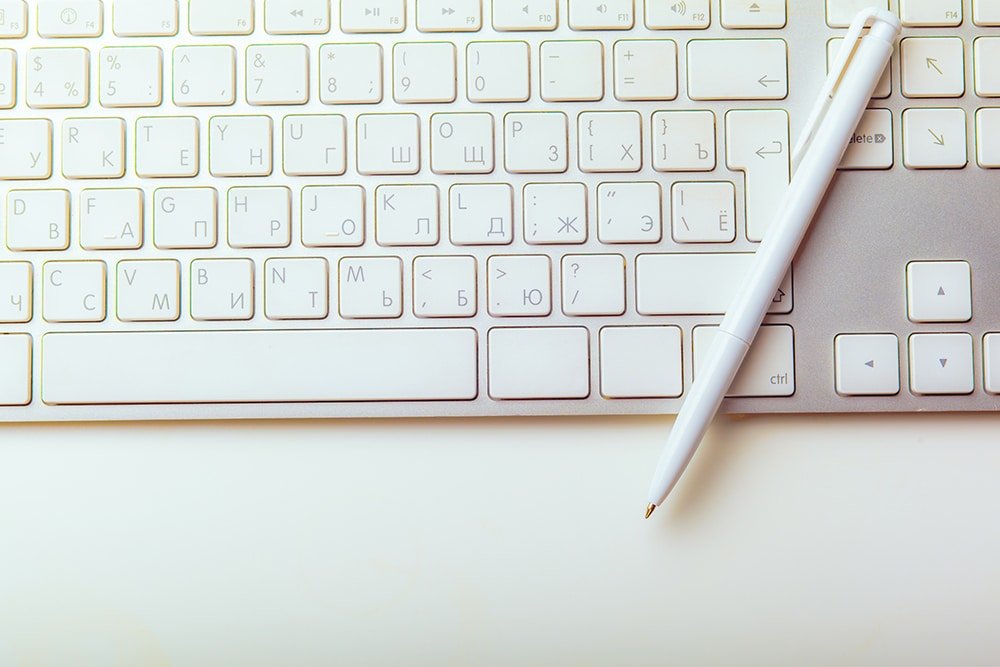 marketing de conteúdo -Close up image of computer office keyboard on a white background