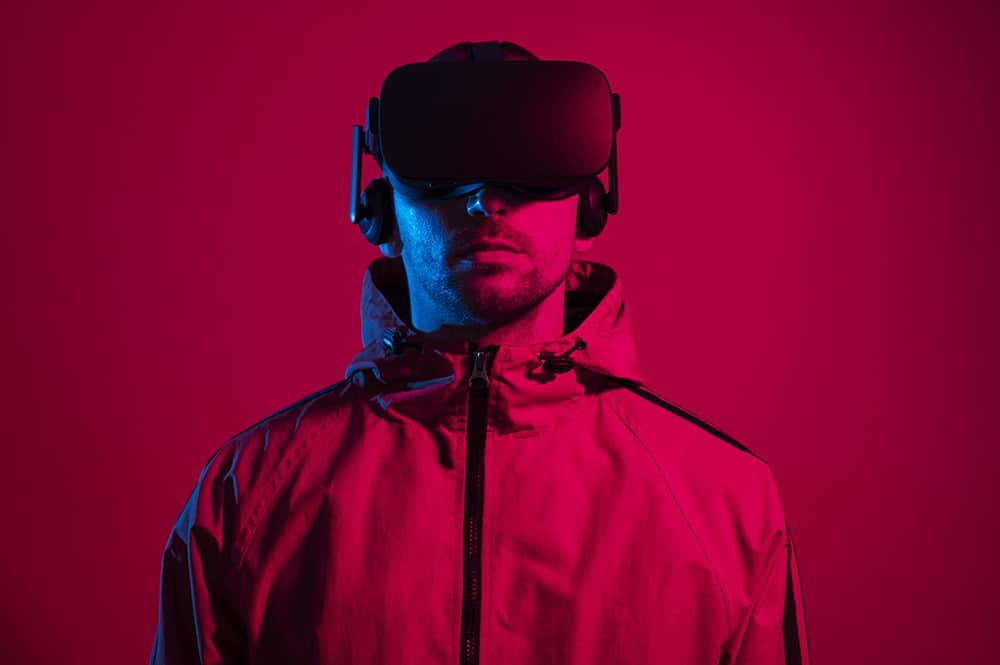 metaverso - homem vestindo oculus de realidade virtual