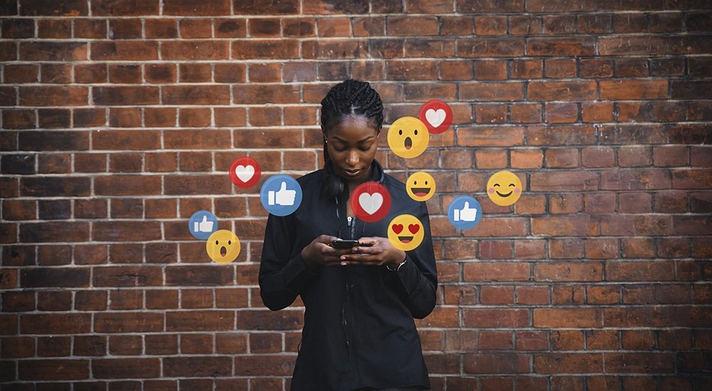 publicidade em redes sociais - uam mulher segurando um celular com icones