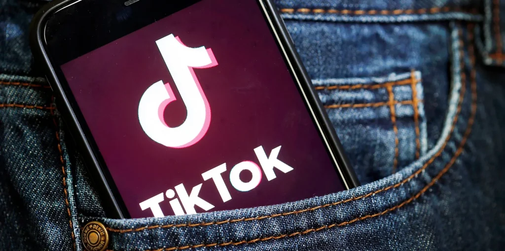 Tiktok - celular no bolso