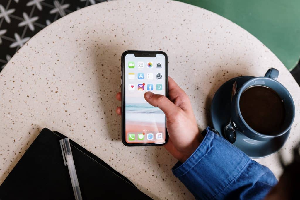 vendas em redes sociais - celular com apps