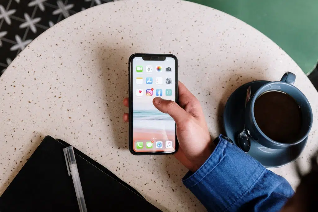 vendas em redes sociais - celular com apps