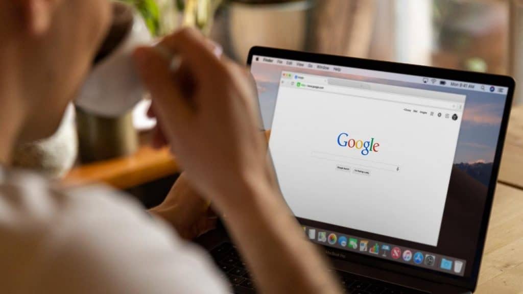 Anúncios do google - pessoa pesquisando