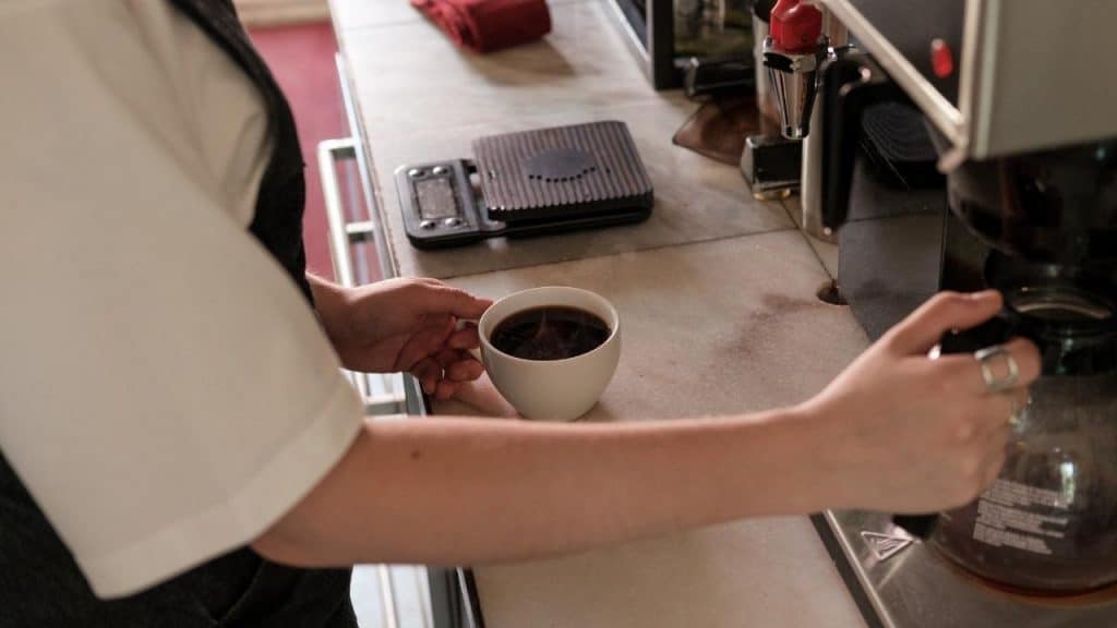 Pessoa servindo café